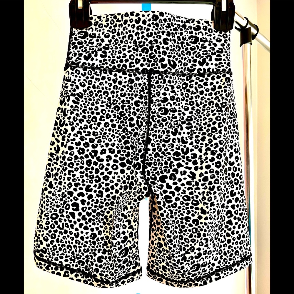 NWT Cut the Frills Women’s Athletic Shorts Size M White Leopard - Picture 3 of 11